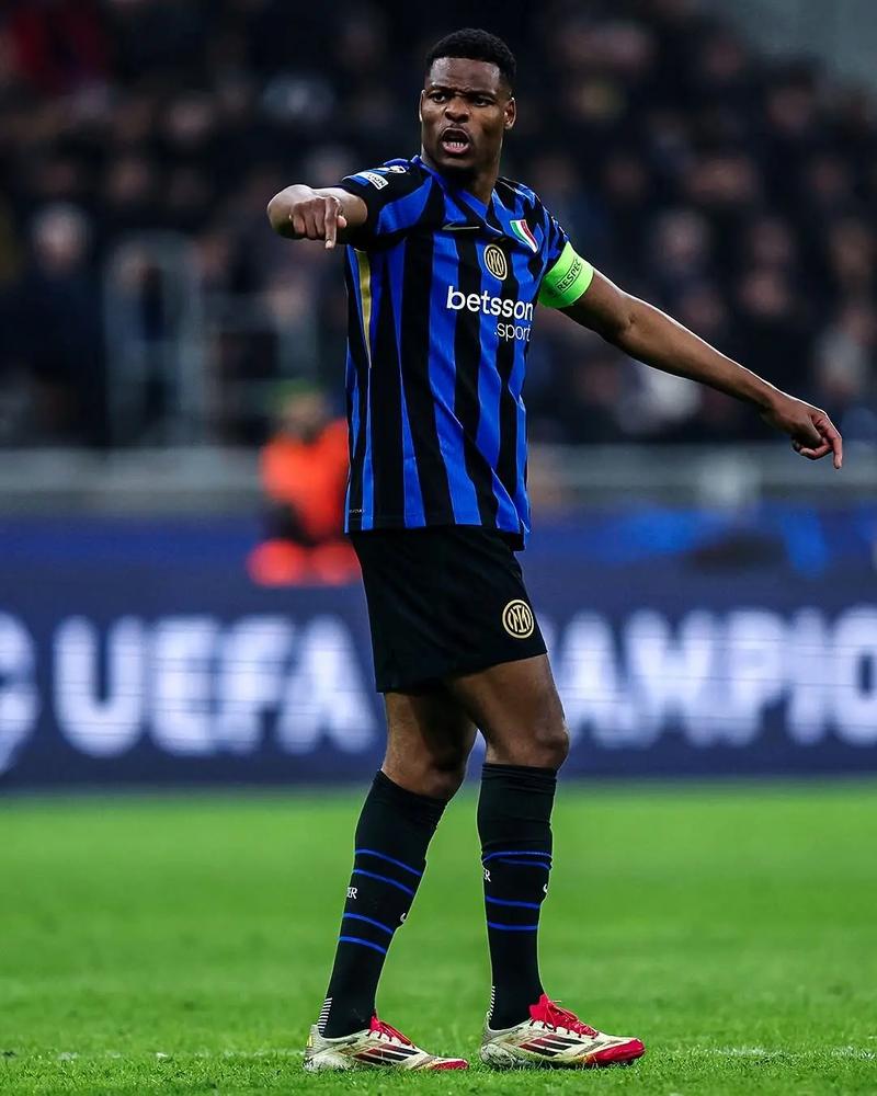 每体：卡萨多腹股沟有些刺痛，初步看来情况并不严重（每体：卡萨多腹股沟出现轻微刺痛，初步判断无大碍）