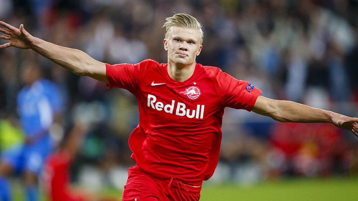 致敬，王刚庆祝足协杯冠军时背后写着：献给我们的主帅塞蒂恩（王刚庆足协杯封王，背后字样致敬主帅塞蒂恩）