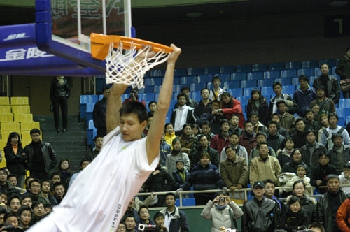 搞笑视频：足坛五大舞蹈排名，第一名猜猜看这是谁？（爆笑短片：盘点足坛五大神级舞步，冠军你绝对想不到！）